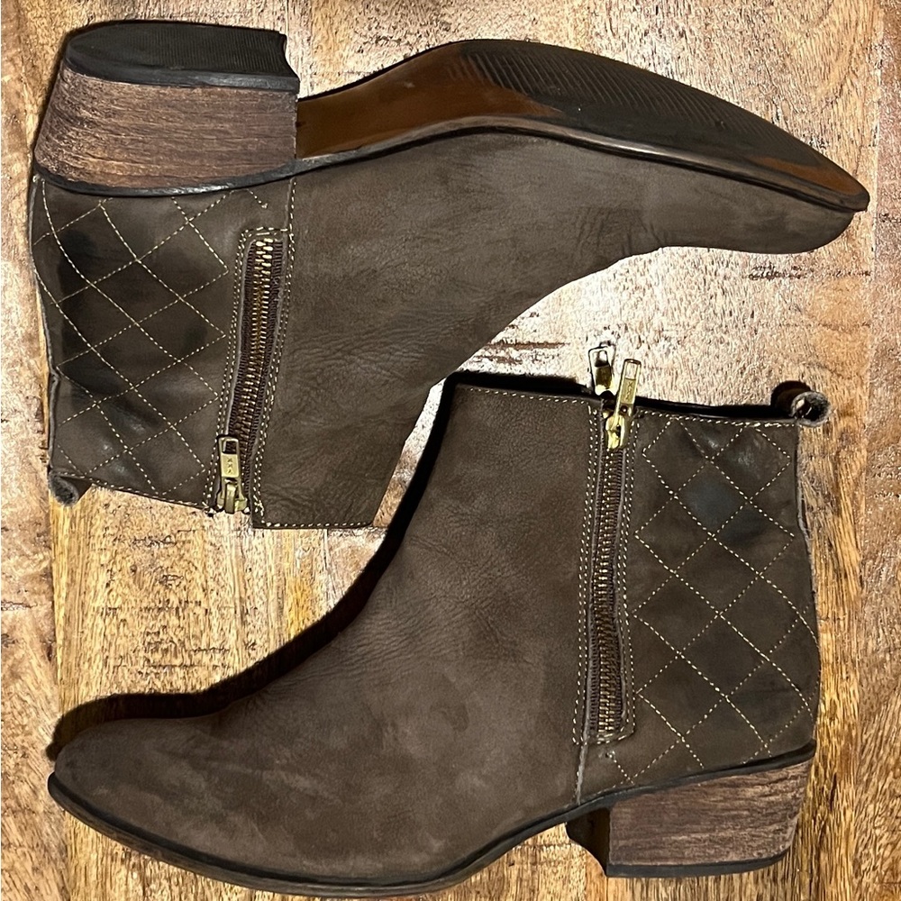 Steve Madden 4-zipper Brown Suede Back quilted Sz 9 Ankle Boots